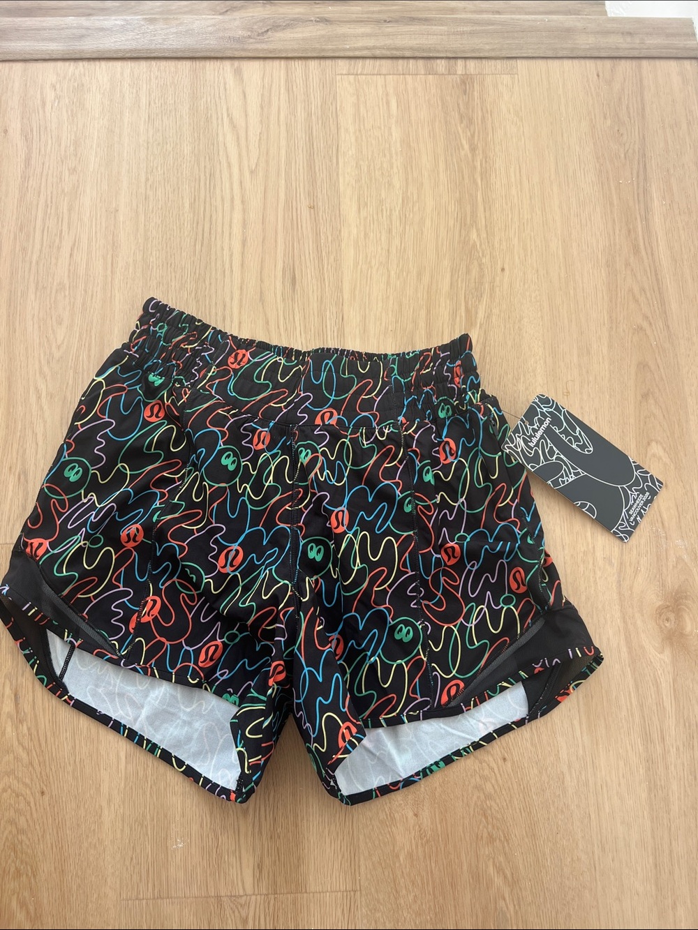 New with tags Lululemon Seawheeze exclusive Hotty Hot High Rise Short 4” lined